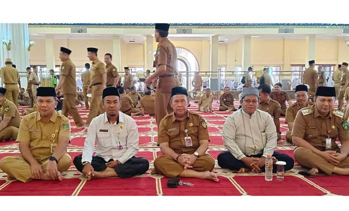 Wabup Rohul H Indra Gunawan (dua kanan) bersama sejumlah kepala OPD dan ASN mengikuti wirid rutin setiap Selasa di Masjid Agung Islamic Center Rohul, Selasa (23/1/2024).