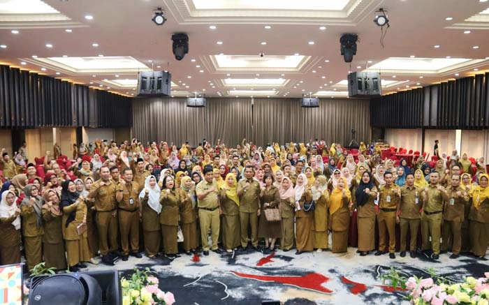 Pj Wako Pekanbaru Muflihun dan Kepala Disdik Pekanbaru Abdul Jamal berfoto bersama para kepala sekolah tingkat TK, SD, SMP usai acara silaturahmi, Selasa (23/1/2024).