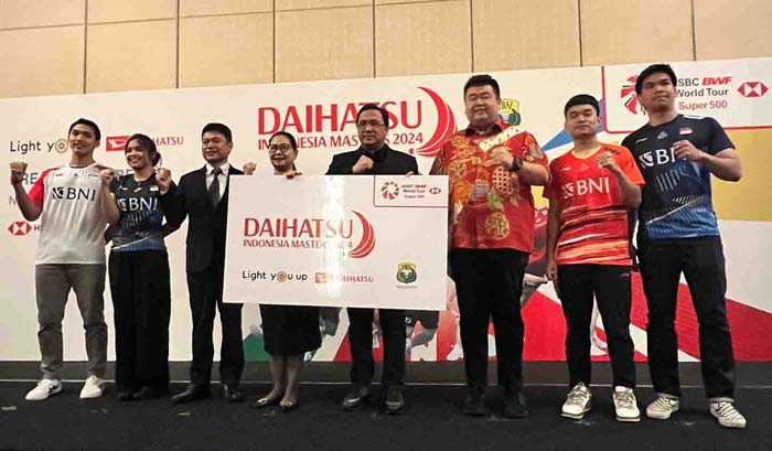 Manajemen Daihatsu, PBSI, dan para pemain top bulutangkis nasional foto bersama saat pembukaan Daihatsu Indonesia Masters 2024 di Istora Senayan, Jakarta,  Selasa (23/1/2024).