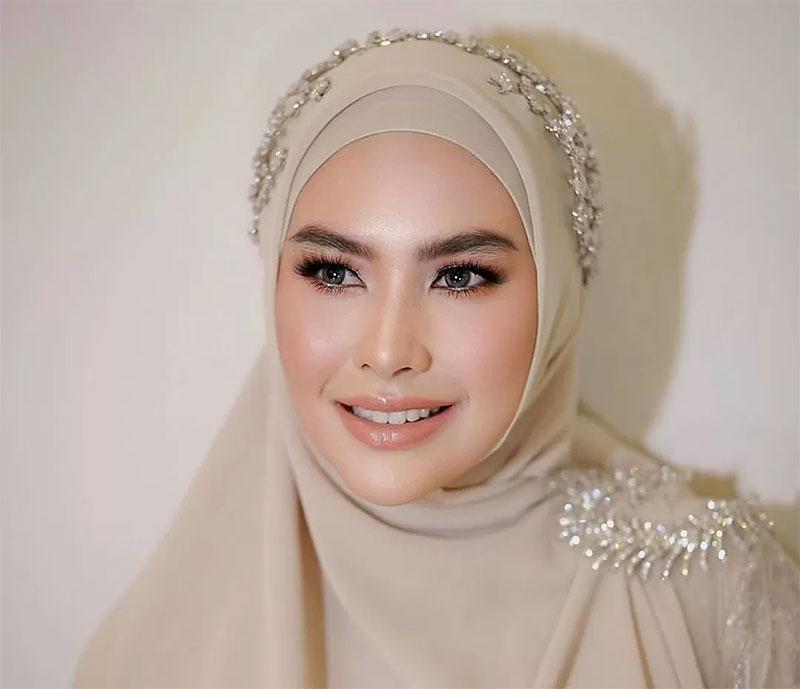 Artis Kartika Putri dikritik netizen gara-gara dia membeberkan capres pilihannya yang suaranya merdu dan pandai baca Al-Qur