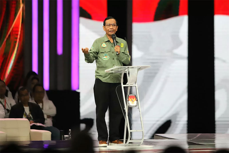 Mahfud MD saat debat keempat Pilpres 2024 di Jakarta Convention Center (JCC), Jakarta. Mahfud MD klaim sudah 3 bulan tak pakai fasilitas negara demi menghindari konflik kepentingan.