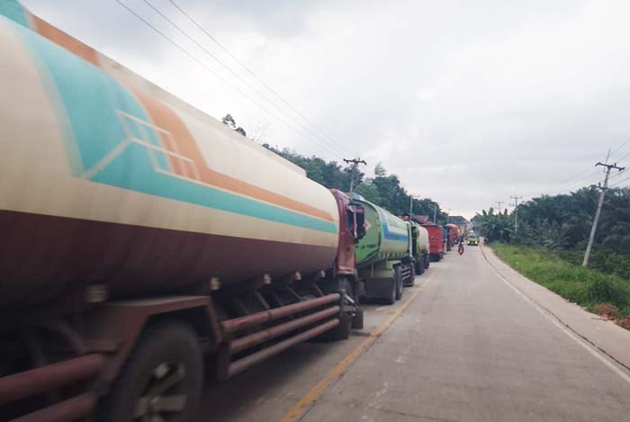 Truk besar  antre panjang.