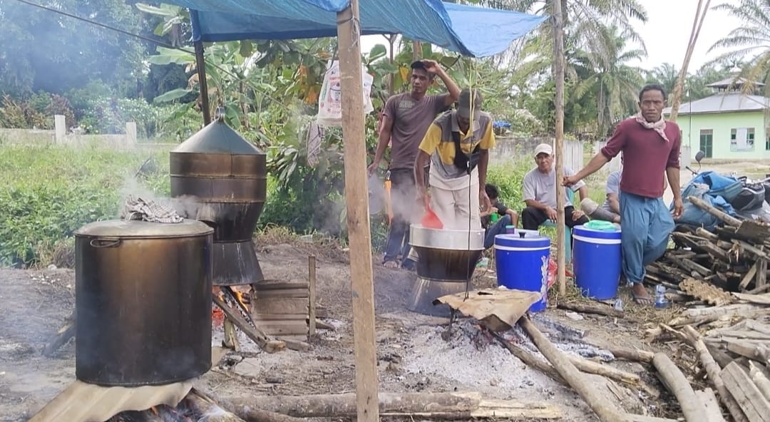 Sejumlah warga menanak nasi di dapur umum yang disiapkan untuk warga terdampak banjir di Ujung Tanjung, Kecamatan Tanah Putih.