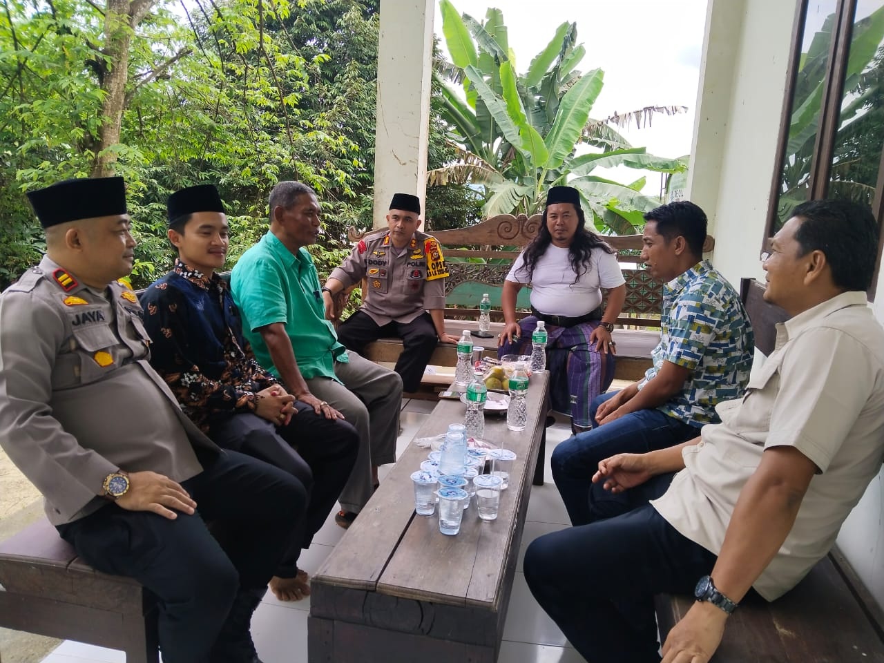 Kapolres Inhu, AKBP Dody Wirawijaya SIK duduk bareng dengan pendiri Ponpes Nur Alif, KH Muhammad Suparman dan pengasuh Ponpes, Gus Zainal Santri Ndeso dalam kegiatan cooling system pemilu damai.