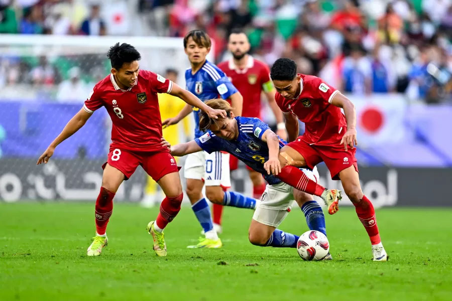 Marselino Ferdinan dan Witan Sulaeman berjibaku menghadang Ayase Ueda. Indonesia kalah dari Jepang, tapi masih ada peluang lolos lewat sejumlah skenario.