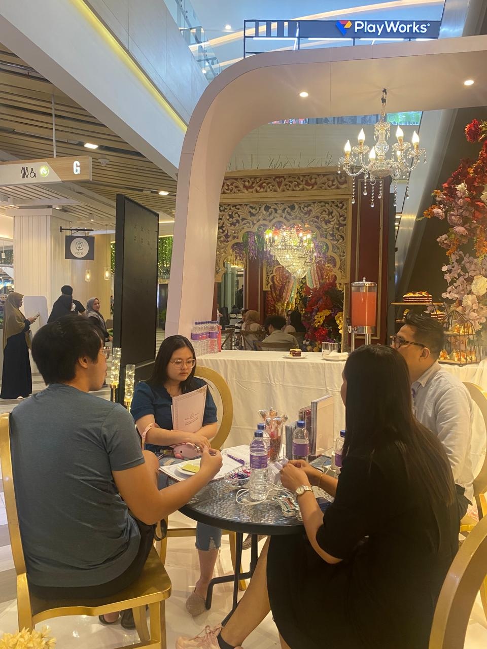 Pihak FOX Hotel Pekanbaru saat melayani pengunjung yang visit ke booth yang hadir dalam Wedding Fair di Living World Pekanbaru, 23-28 Januari 2024.