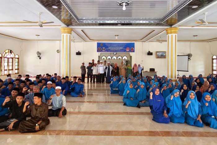 Buya KH Alaidin Aidarus, pimpinan, tenaga pendidik dan santri Pesantren Darussalam Kabun Rokan Hulu berfoto bersama usai penyuluhan yang digelar belum lama ini.