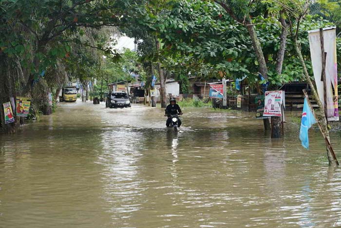 Pengendara melewati banjir yang merendam Jalan Lembah Raya, Kecamatan Tenayan Raya, Rabu (24/1/2024).