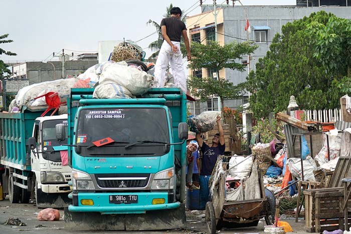Pekerja melakukan pembersihan dan&nbsp;pengangkutan&nbsp;sampah&nbsp;di tempat pembuangan&nbsp;sampah&nbsp;sementara (TPS) Pasar&nbsp;Pagi&nbsp;Arengka, Jalan Soekarno Hatta, Pekanbaru, Selasa (23/1/2024).
