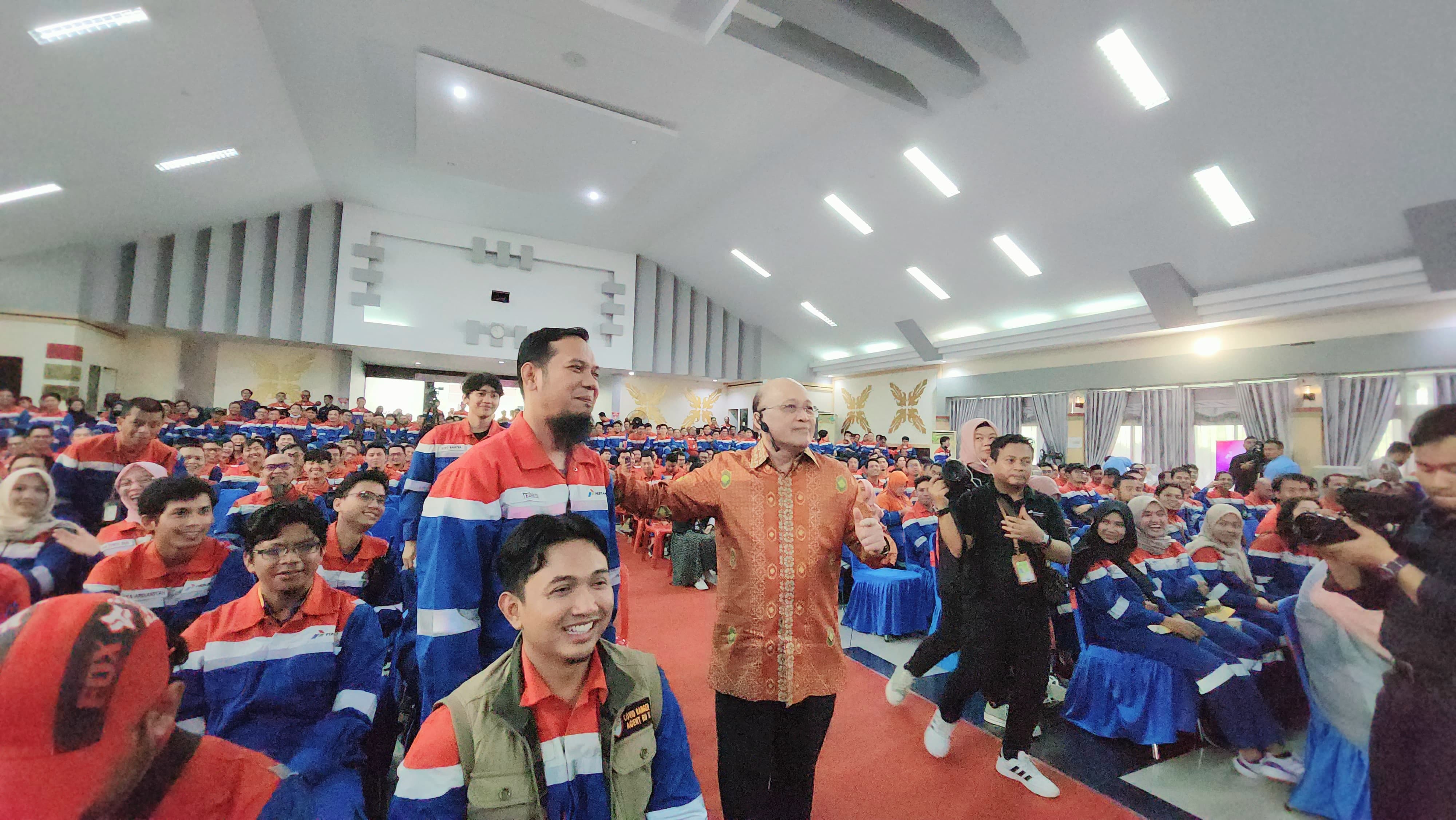 Suasana saat Mario Teguh memberikan motivasi kepada ratusan pegawai Pertamina KPU Dumai, Rabu (25/1/2024).