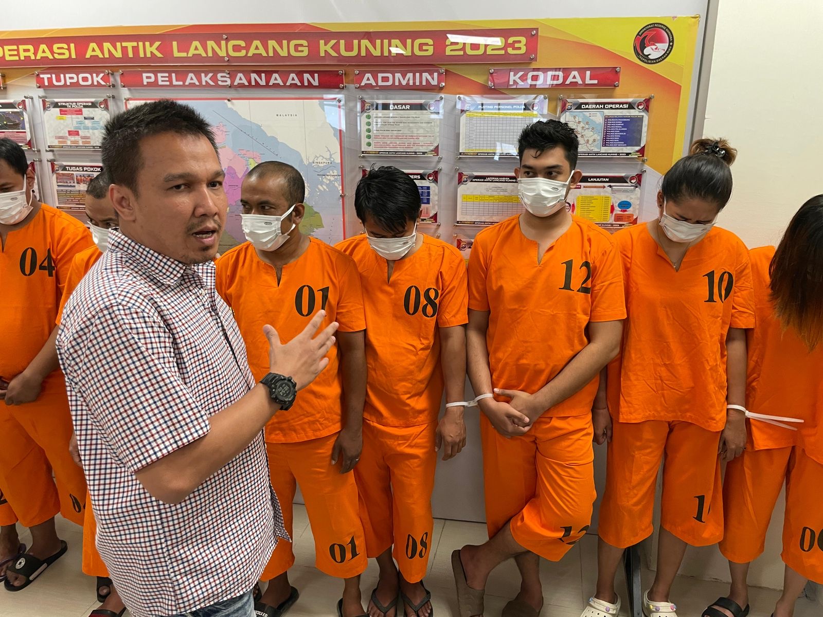 Direktur Reserse Narkoba Polda Riau Kombes Pol Manang Soebeti memperlihatkan 9 tersangka pengedar narkotika yang ditangkap pada Kamis (25/1/2024).