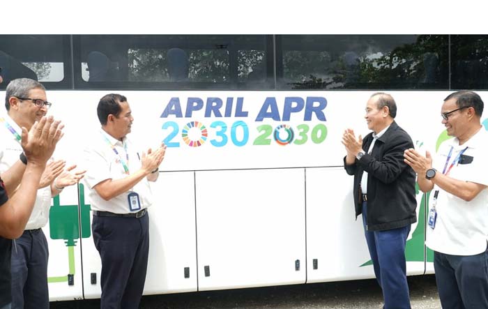 COO RAPP Eduward Ginting bersama GM HR RAPP Willim usai memasang stiker APRIL2030 dan APR2030 pada acara serah terima delapan unit bus listrik dari VKTR di Pangkalankerinci.