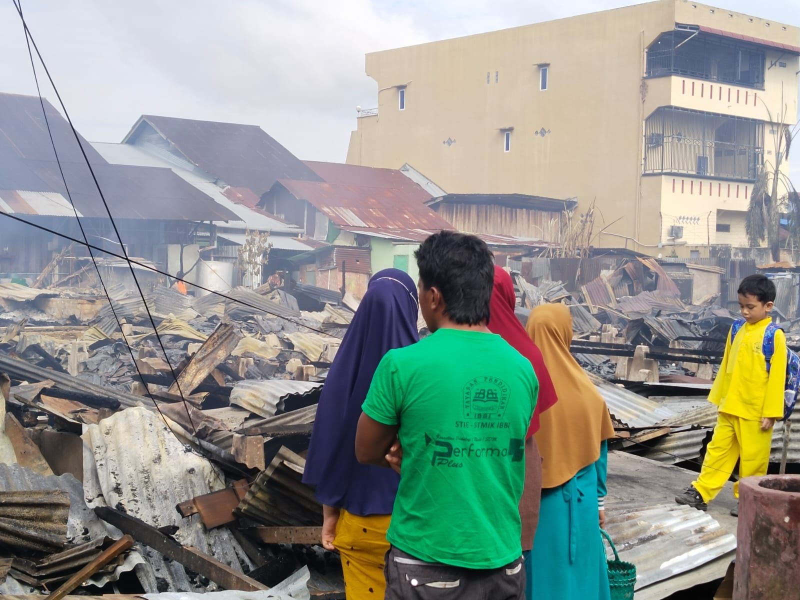Warga menyaksikan puing bekas kebakaran yang terjadi di Jalan Bintang Kelurahan Bagan Kota, Bangko, Kamis (25/1/2024) malam.