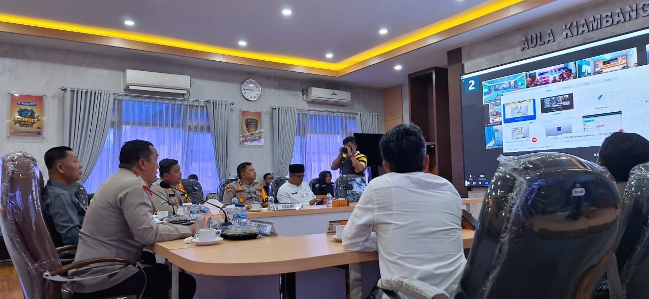 Kapolresta Pekanbaru melaksanakan rapat daring bersama Polsek jajaran terkait Kesiapan Pengamanan Pemilu.