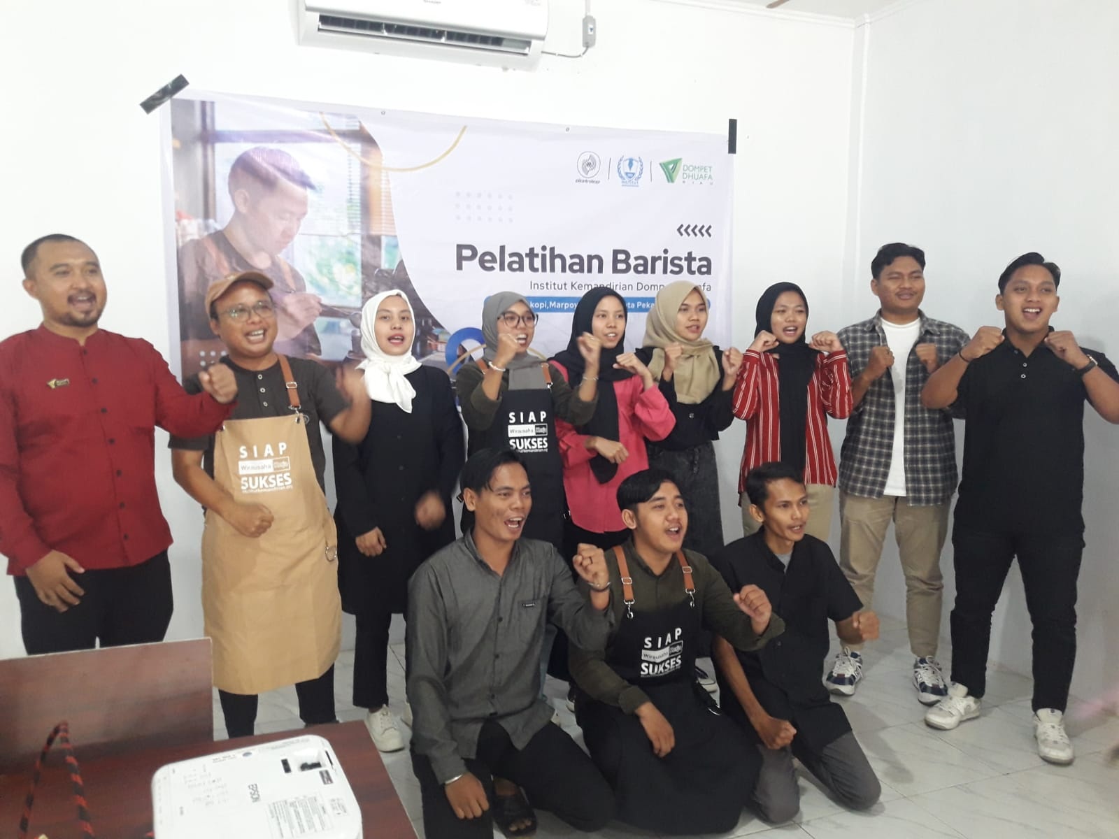Foto bersama peserta training dan trainer barista dompet dhuafa dengan institut kemandirian.