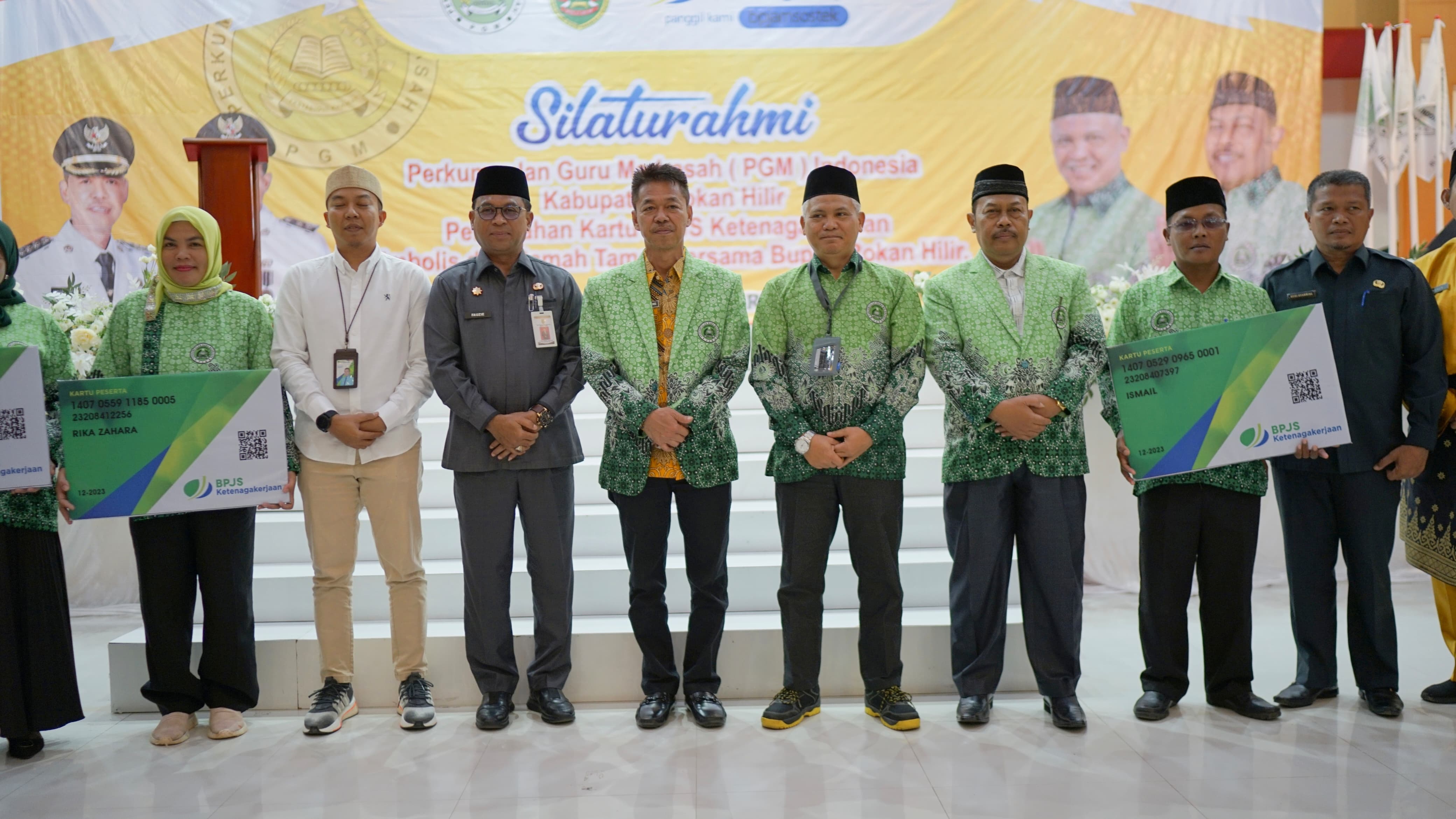 Bupati Rohil Afrizal Sintong MSi didampingi Sekdakab H Fauzi Efrizal SSos MSi foto bersama sejumlah pengurus PGM di Bagan Batu, Jumat (26/1/2024).