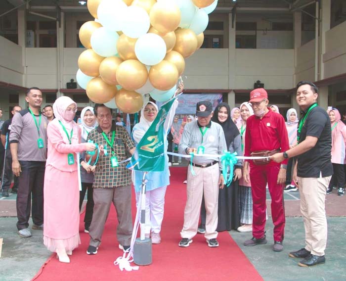 Ketua Yayasan Hang Tuah Pekanbaru dr H Zainal Abidin MPH dan Rektor UHTP Prof Dr Syafrani MSi melepas balon tanda dibukanya Dies Natalis ke-II UHTP,  Kamis (25/1/2024).