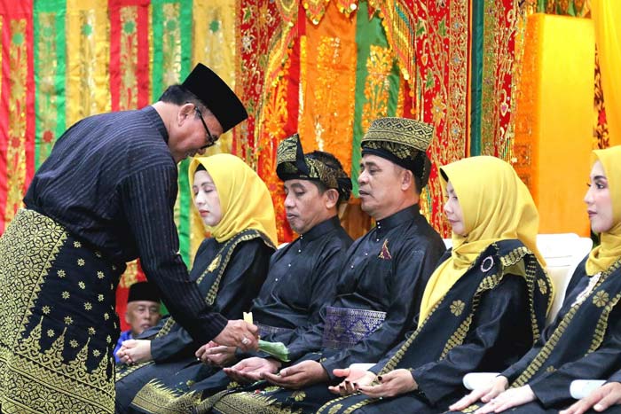 Pj Bupati Inhil H Herman dan istri menjalani prosesi tepuk tepung tawar, Rabu (24/1/2024).