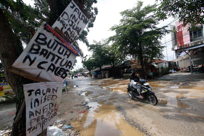 Kondisi badan Jalan Cipta Karya yang rusak dan tergenang air, beberapa waktu lalu. Warga sekitar mendesak agar perbaikan jalan segera dilakukan oleh pemerintah.