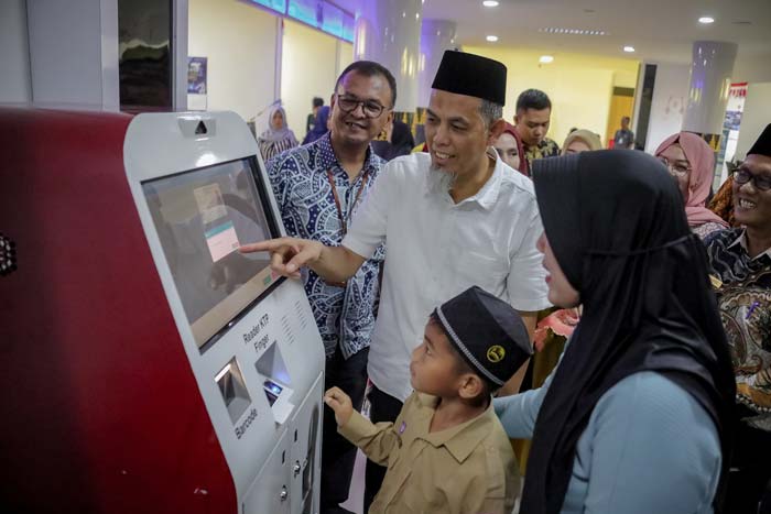 Wali Kota Dumai H Paisal memperlihatkan cara kerja mesin ADM dalam hal khidmat kependudukan, serta juga untuk meminimalisir kesalahan dalam hal kependudukan.