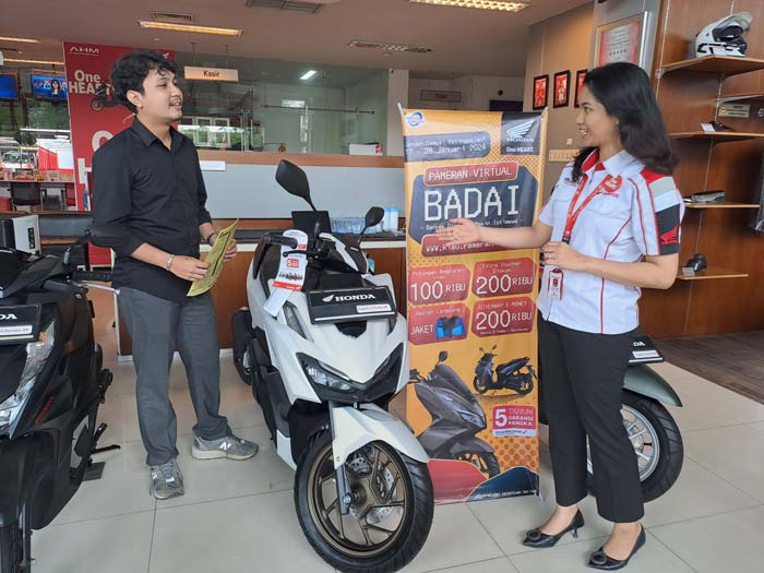 Sales penjualan PT CDN memberikan penjelasan terkait sepeda motor Honda Vario, barru-baru ini.