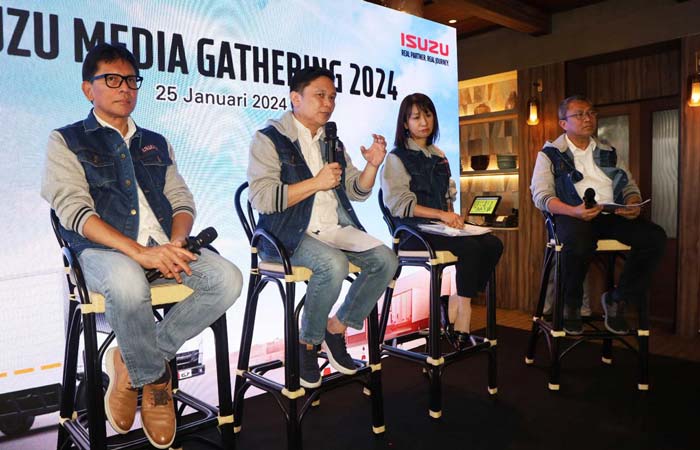 President Director PT Isuzu Astra Motor Indonesia Yusak Kristian Solaeman, didampingi Director Rahmat Samulo, dan jajaran memberikan penjelasan di Isuzu Media Gathering 2024 di Jakarta, Kamis (25/1).