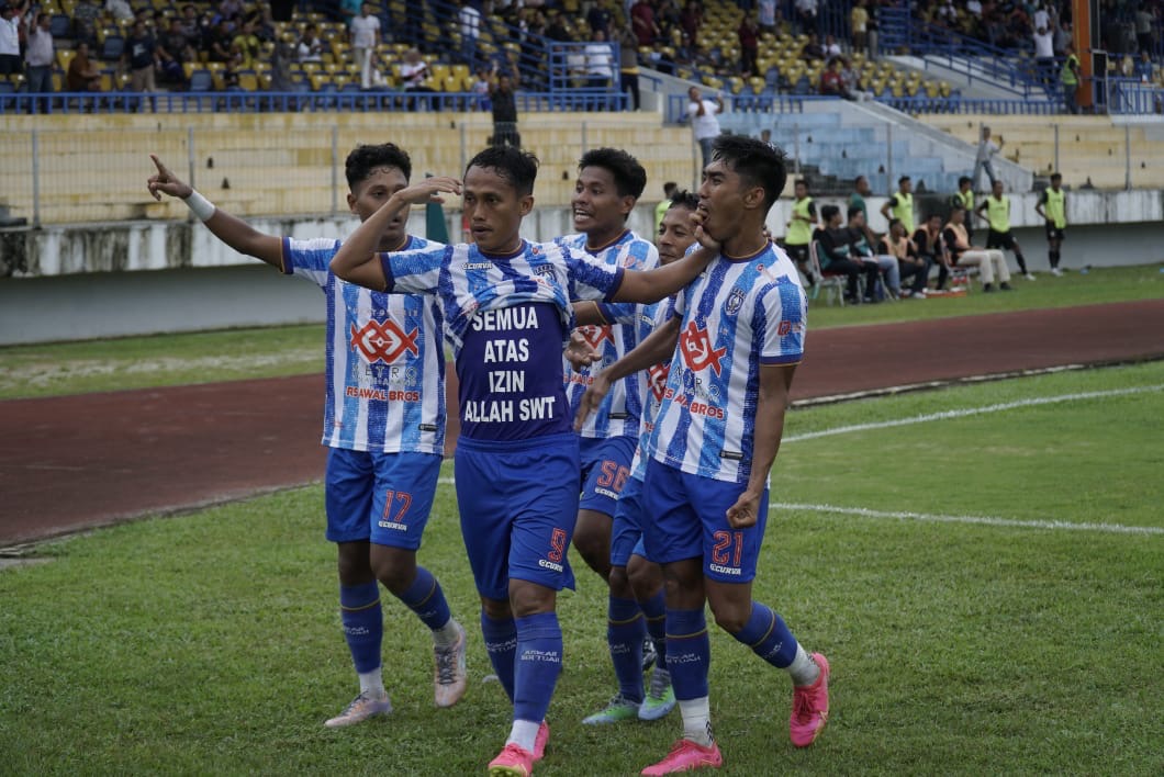 Yudhi Aditya melakukan selebrasi Usai menjebol gawang Persikab pada babak play-off degradasi Liga 2 musim 2023/2024. Kick-off berlangsung di Stadion Kaharuddin Nasution Pekanbaru, Jumat (26/1/2024).