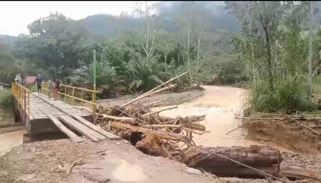 Banjir bandang melanda Kabupaten Rokan Hulu (Rohul) tepatnya di Dusun 5 Lubuk Ulek, Desa Cipang Kiri Hulu, Kecamatan Rokan IV Koto Jumat (26/1/2024) dini hari.