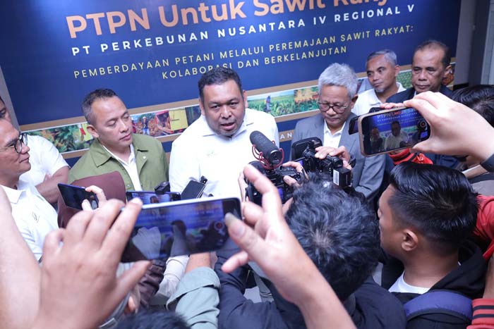 Dirjenbun Kementan RI Andy Nur Alam Syah didampingi Dirut PTPN III (Persero) Mohammad Abdul Ghani memberikan keterangan kepada awak media usai menghadiri Workshop Petani Mitra PTPN.