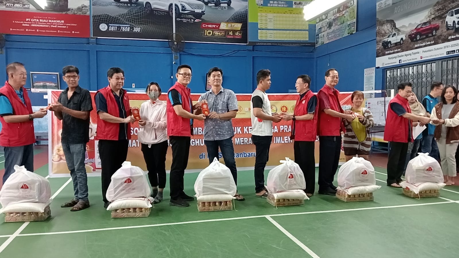 Ketua IKTS Tohan, bersama jajaran dewan pembina menyerahkan secara simbolis paket Imlek yang diberikan kepada warga Tionghoa prasejahtera di Kota Pekanbaru, Sabtu (27/1/2024).