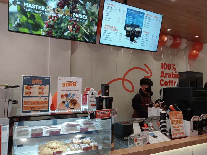 Tomoro Coffee Arifin Ahmad menyediakan berbagai macam produk olahan kopi khas Nusantara dengan harga terjangkau, Jumat (26/1/2024).