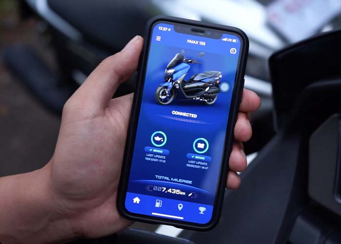 Pemilik kendaraan sedang menunjukkan aplikasi My Yamaha Motor untuk mendaftarkan kendaraannya yang akan dilakukan service rutin.