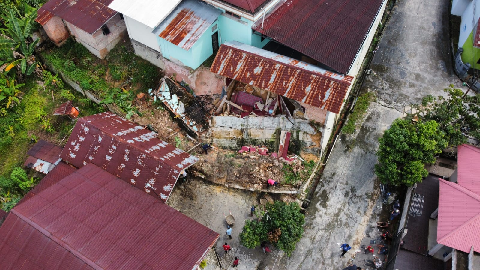 Foto udara longsor di turap Masjid Babul Hasanah, Jalan Hasanah Indah, Harapanraya Pekabaru.