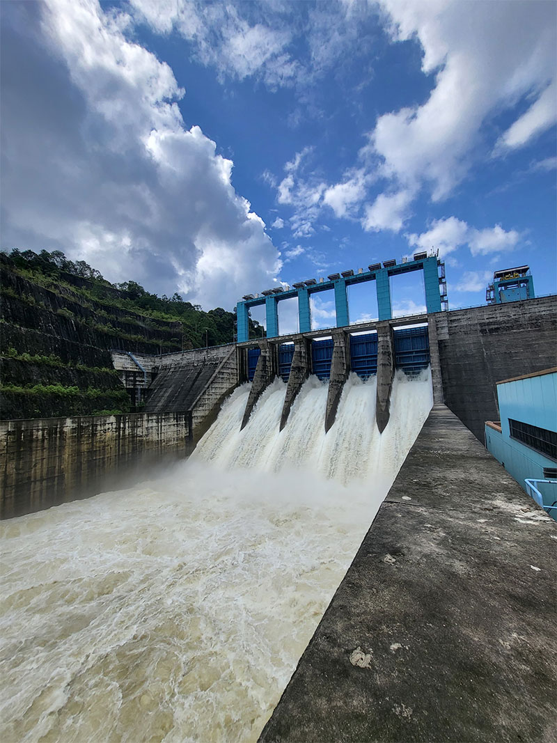 Intensitas hujan yang cukup tinggi membuat pihak PLTA Koto Panjang membuka pintu pelimpahan waduk setinggi 140 cm, Sabtu (27/1/2024).