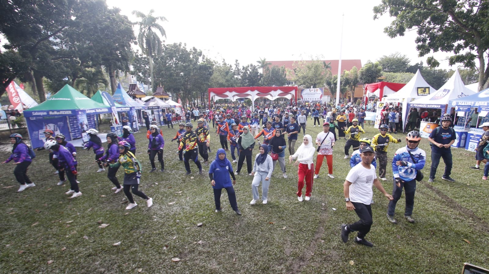 Warga Pekanbaru antusias mengikuti zumba di iven Riau Pos Fun Bike 2024, Ahad (28/1/2024).