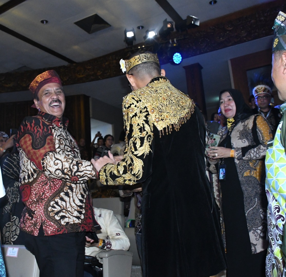 Kadisparbudpora Bengkalis Edi Sakura bersama Menteri Sandiaga Uno usai penetapan Festival Rupat masuk iven pariwistas nasional di Jakarta, Sabtu (27/1/2024) malam.