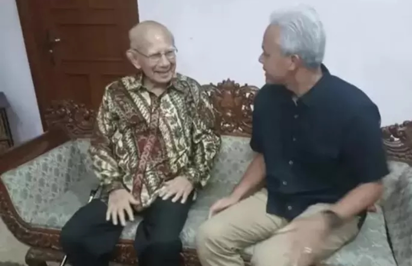 Calon presiden (capres) nomor urut 3, Ganjar Pranowo melakukan pertemuan dengan begawan ekonomi sekaligus tokoh lingkungan hidup Indonesia, Profesor Emil Salim di Kuningan, Jakarta Selatan.