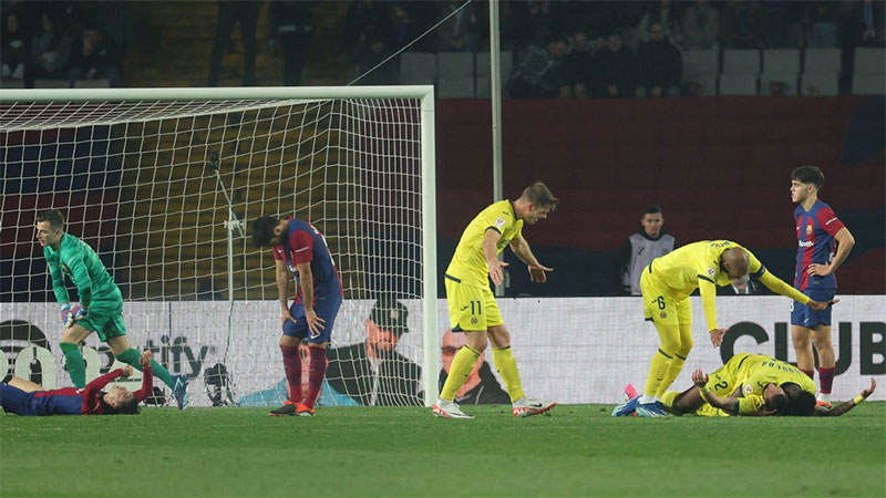 Pemain Barcelona tertunduk lesu setelah Villarreal mencetah dua gol di inury time saat kalah 3-5 di depan publik sendiri.