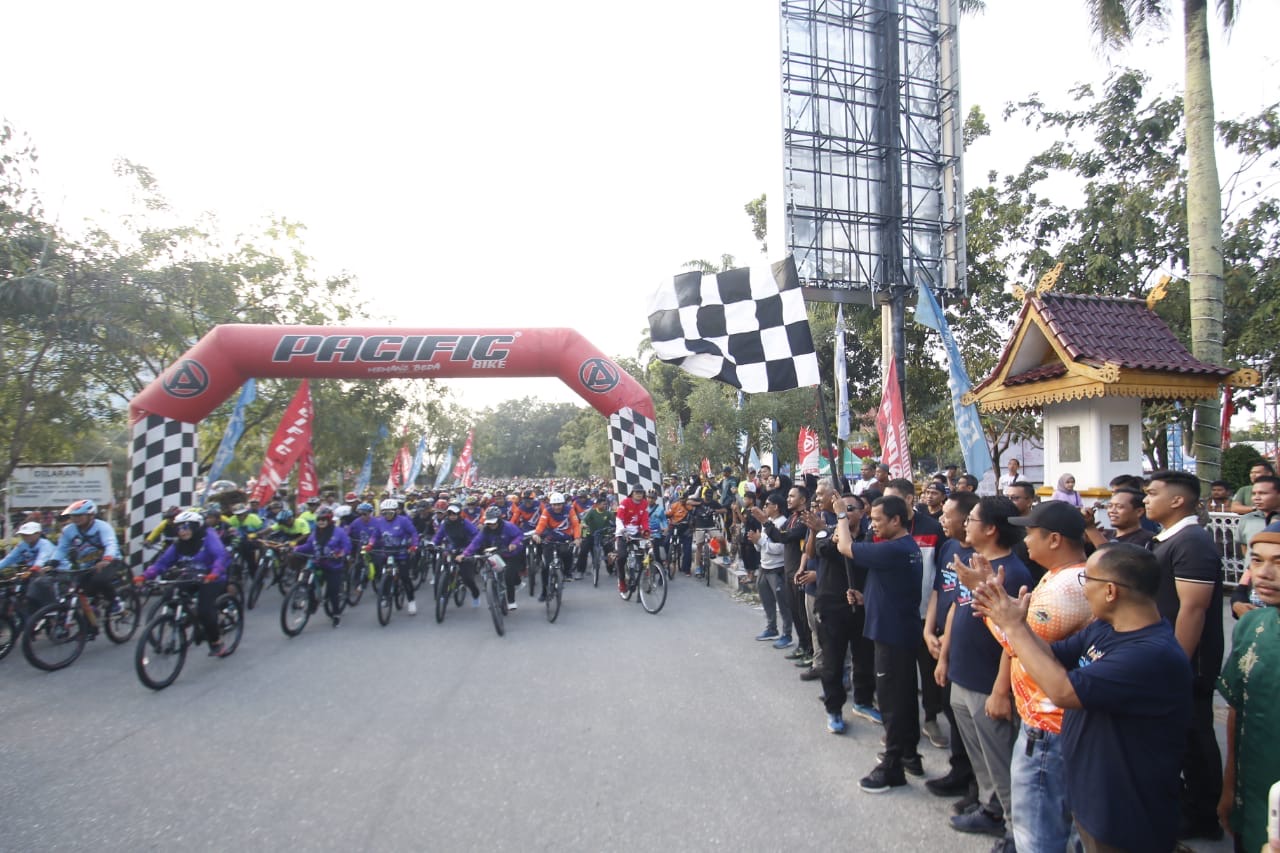 PJ Wali Kota Pekanbaru Muflihun didampingi Dirut Riau Pos Ahmad Dardiri melepas bendera start Riau  Pos Funbike 2024 di Pekanbaru, Ahad (28/1/2024).