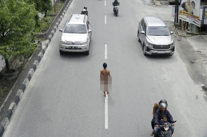 Masyarakat di Jalan Tuanku Tambusai Pekanbaru dibuat geger dengan aksi ODGJ yang berjalan di tengah jalan tanpa busana..
