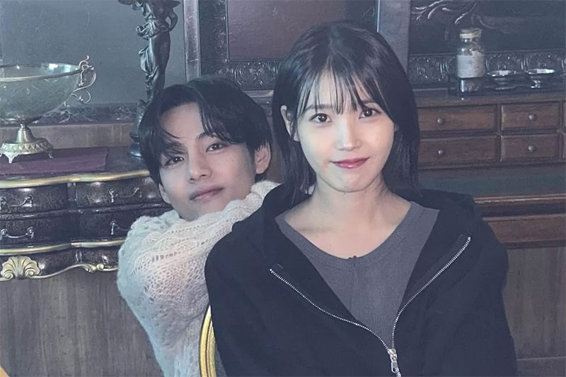 Penyanyi IU dan V BTS.