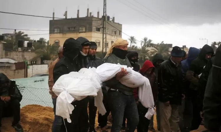 Warga Palestina korban serangan Israel disemayamkan di Gaza 27 Januari 2024.