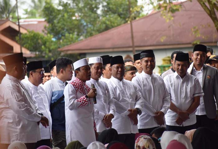Ustaz Das&rsquo;at Latief saat memberikan tausiah dalam tablig akbar yang digelar Polres Kampar di Lapangan Pelajar, Bangkinang, Kabupaten Kampar, Ahad (28/1/2024).