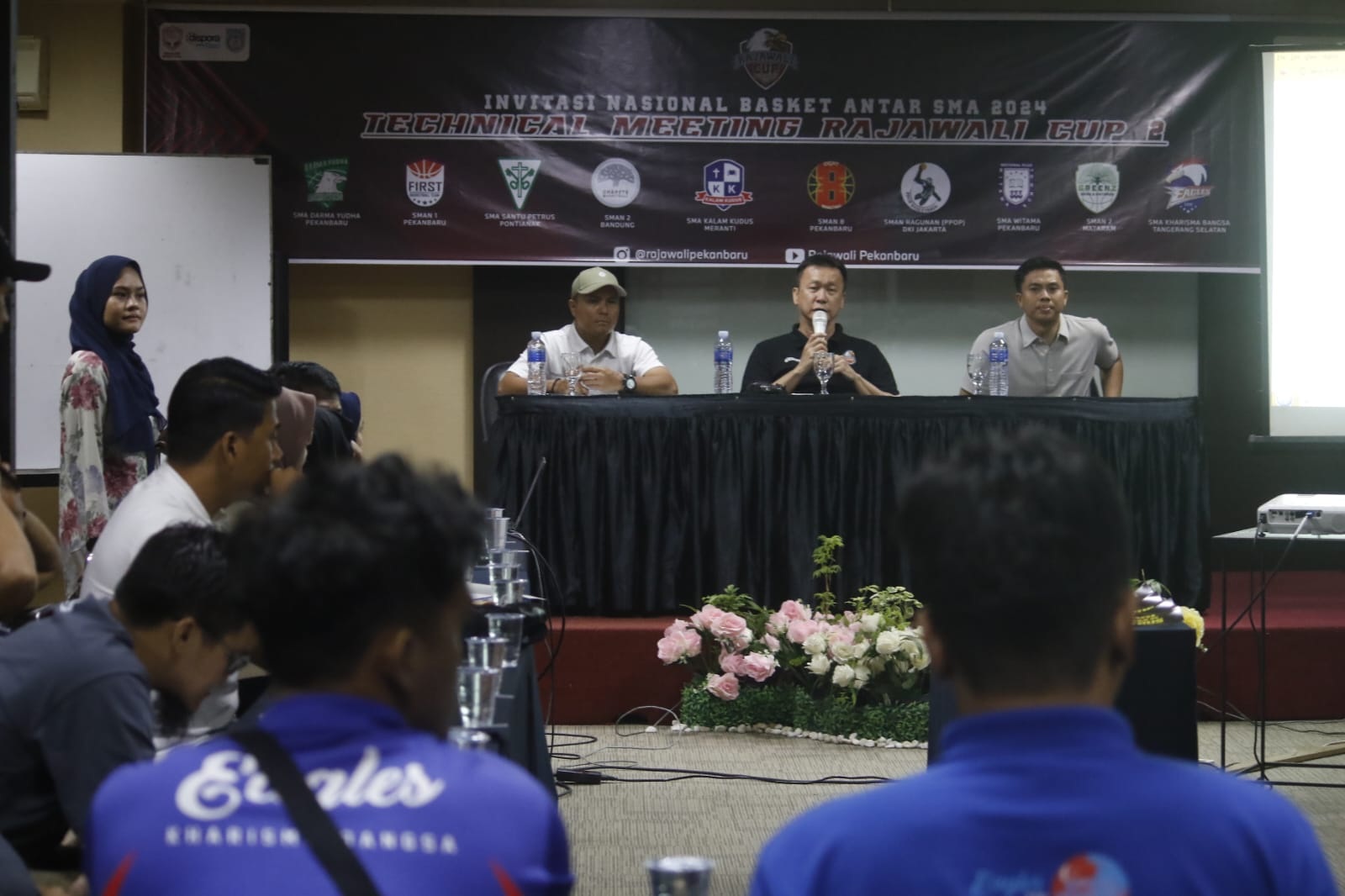 Wakil Ketua Jurais didampingi, Agus Suhada dan Syarifudin berikan pemaparan saat Technical Meeting Rajawali Cup 2 Invitasi Nasional Basket antar SMA 2024 di meeting room Hotel Furaya, Ahad (28/1/2024)
