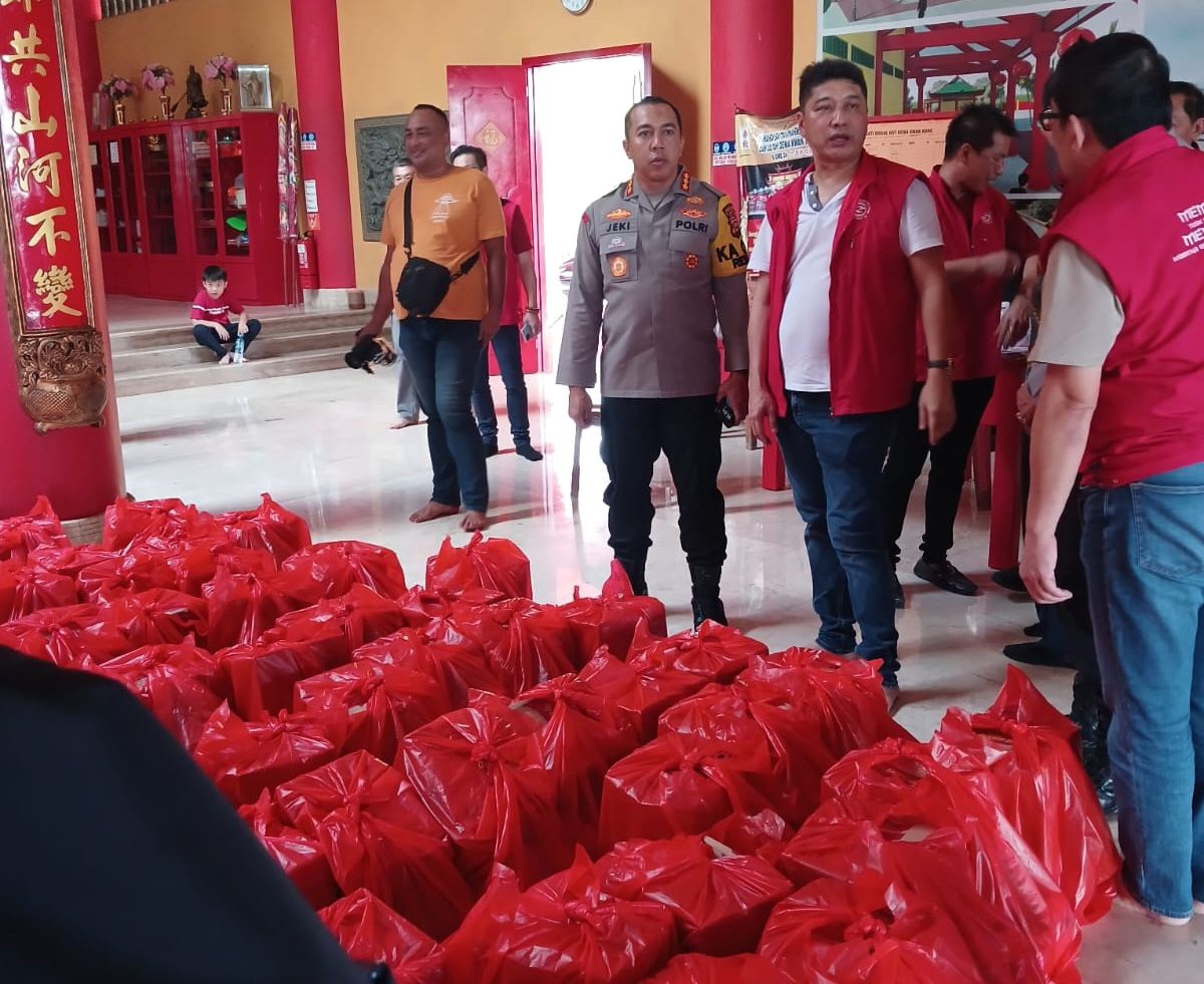 Kapolreta Pekanbaru Kombes Pol Jeki Rahmat Mustika saat mengecek Sembako yang hendak dibagikan di Vihara Kwan Tee Kong Bio, Ahad (28/1/2024).