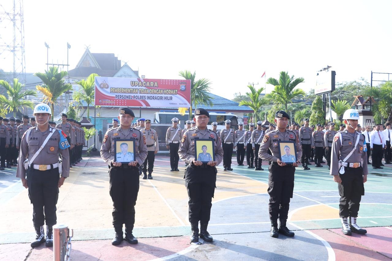 Tiga Personel Polres Inhil yang menjalani Upacata PTDH, Senin (29/1/24).