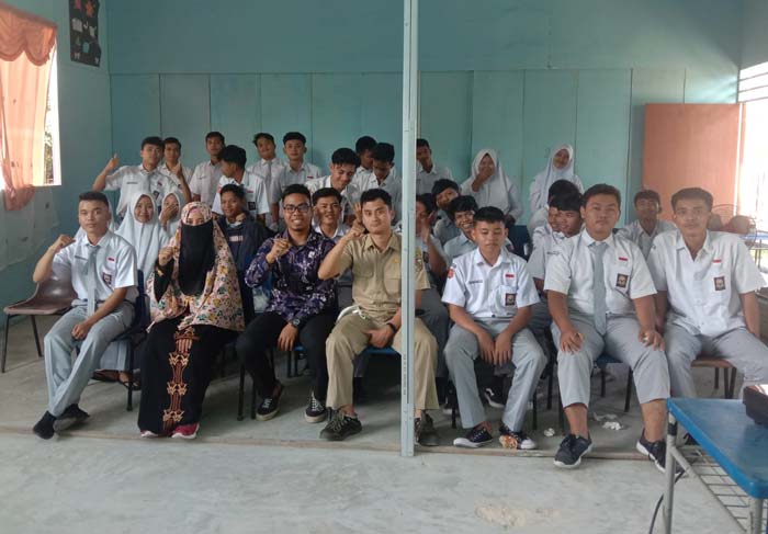 Tim Pengabdian kepada Masyarakat foto bersama dengan guru dan siswa SMK Migas Bumi Melayu Riau, beberapa waktu  lalu.