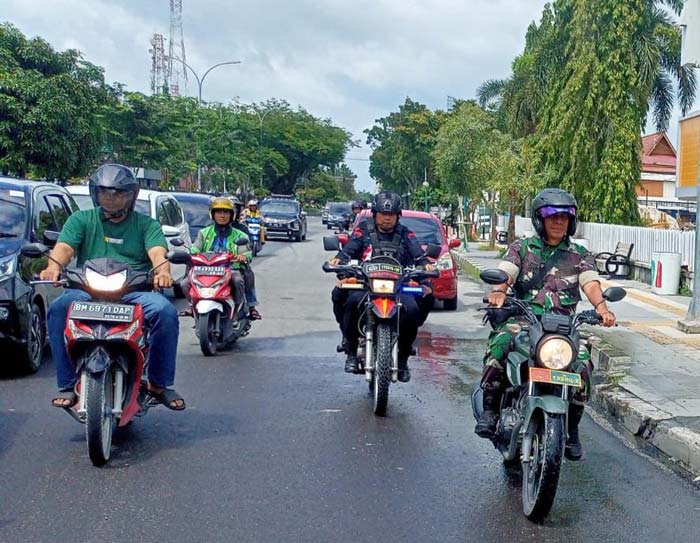 Personel Kodim 0301/PKU dan Satbrimobda Riau saat menggelar patroli gabungan di Kota Pekanbaru, Ahad (28/1/2024).