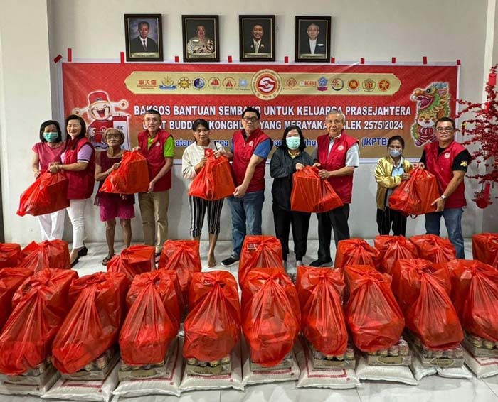 Ketua Umum IKPTB Sarwie Tan bersama jajaran pengurus menyerahkan secara simbolis bantuan paket Imlek kepada warga kurang mampu di Sekretariat IKPTB di Jalan Karya Indah, Kecamatan Payung Sekaki.