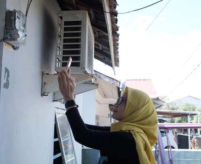 Pelanggan PLN melakukan catat meter mandiri meng&shy;gunakan aplikasi PLN Mobile.
